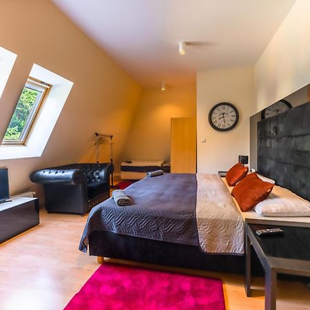 Lovely 4-Bedroom Flat In Historical Center With Stunning View Trenčín Exterior foto