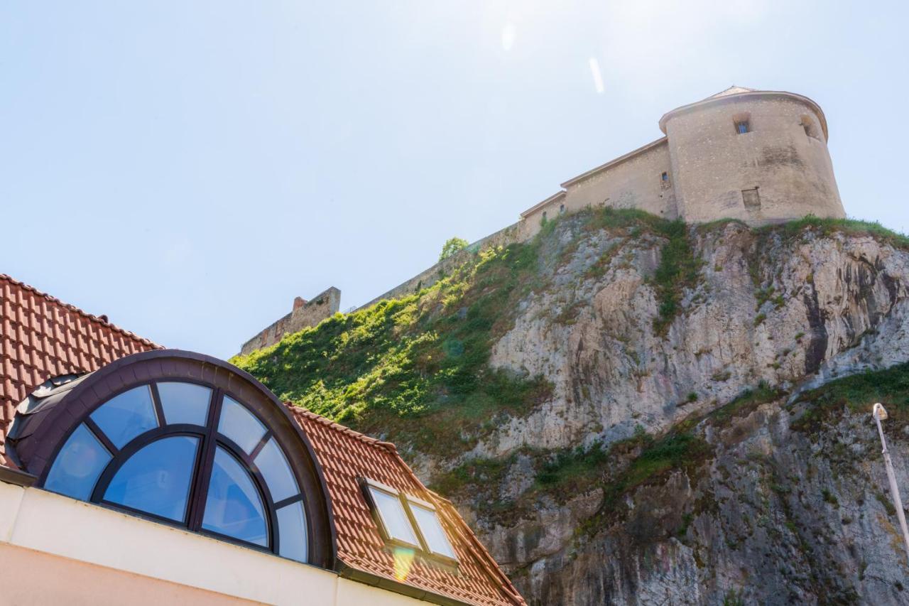 Lovely 4-Bedroom Flat In Historical Center With Stunning View Trenčín Exterior foto