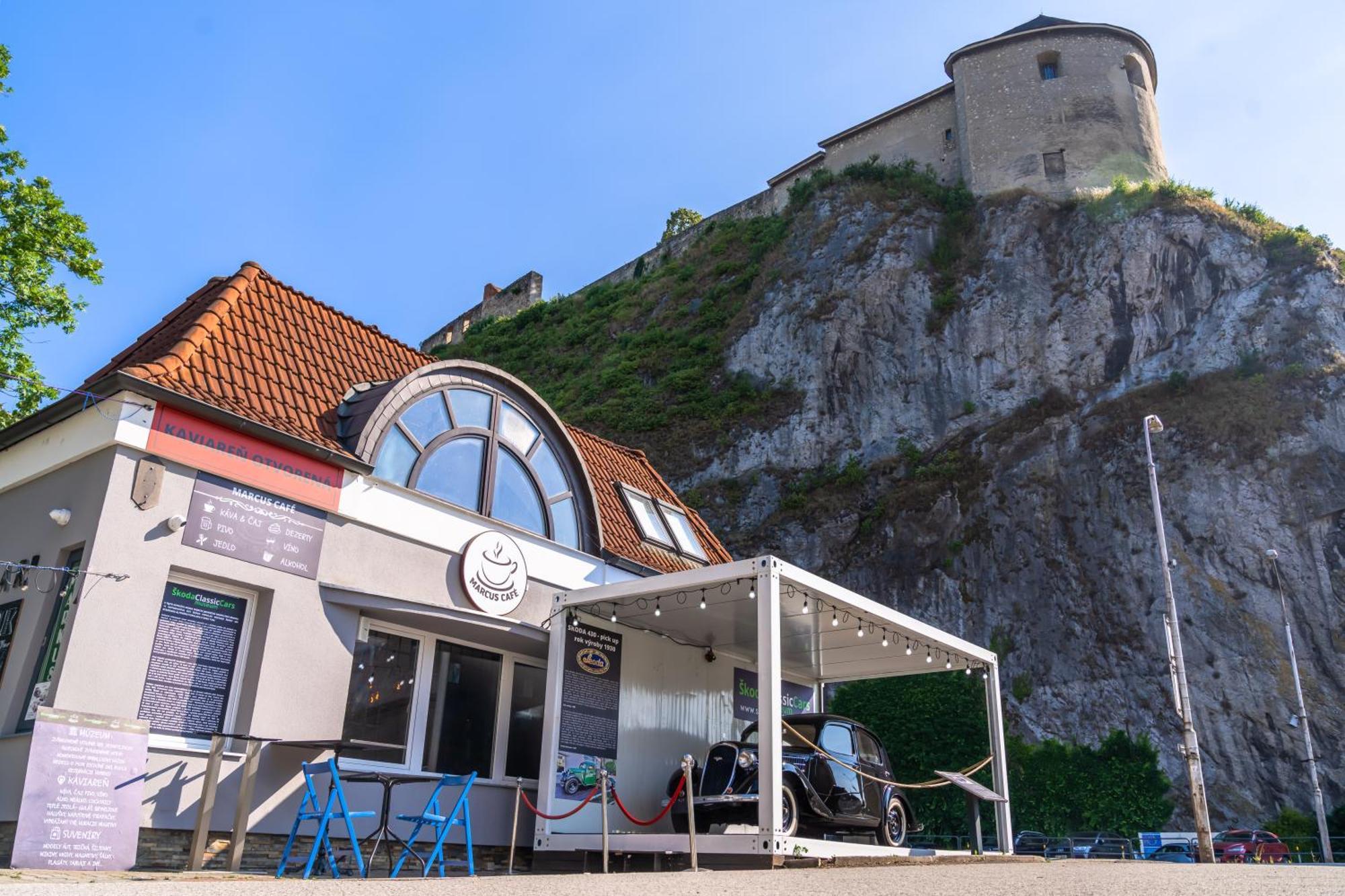 Lovely 4-Bedroom Flat In Historical Center With Stunning View Trenčín Exterior foto